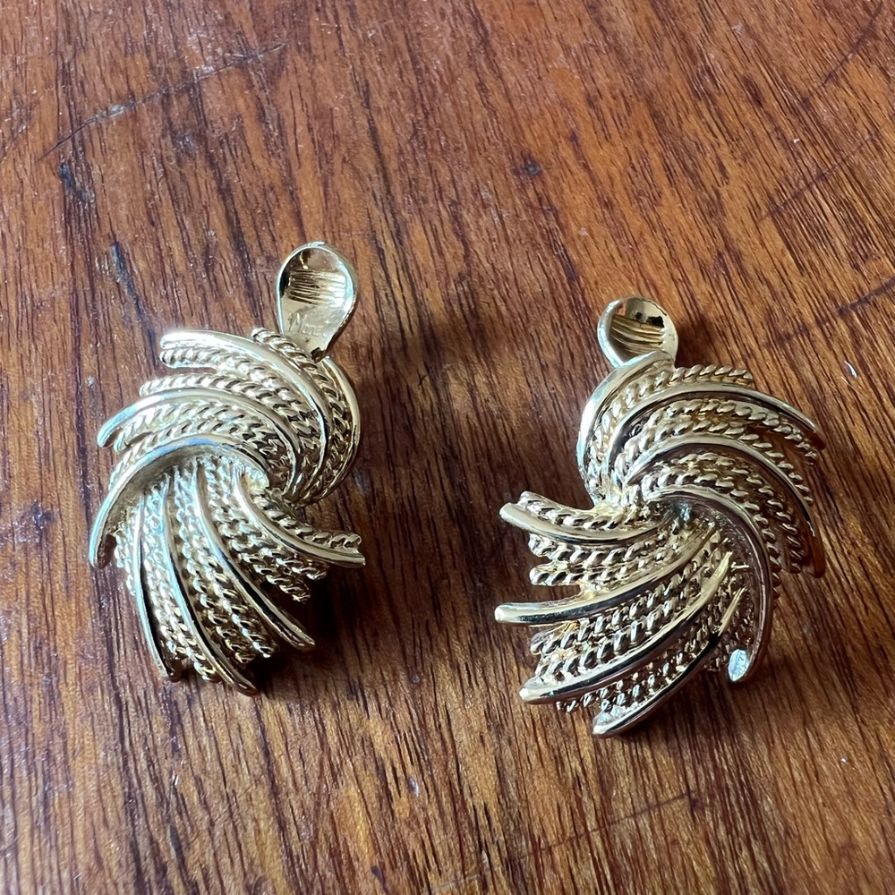 Vintage Signed Monet Gold Tone Retro Feather Wave Leaf Swirl MCM Clip Earrings